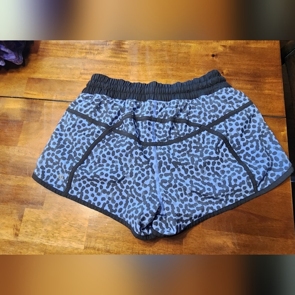 Lululemon Vintage Tracker Short Size 8 excellent used condition - Picture 2 of 4